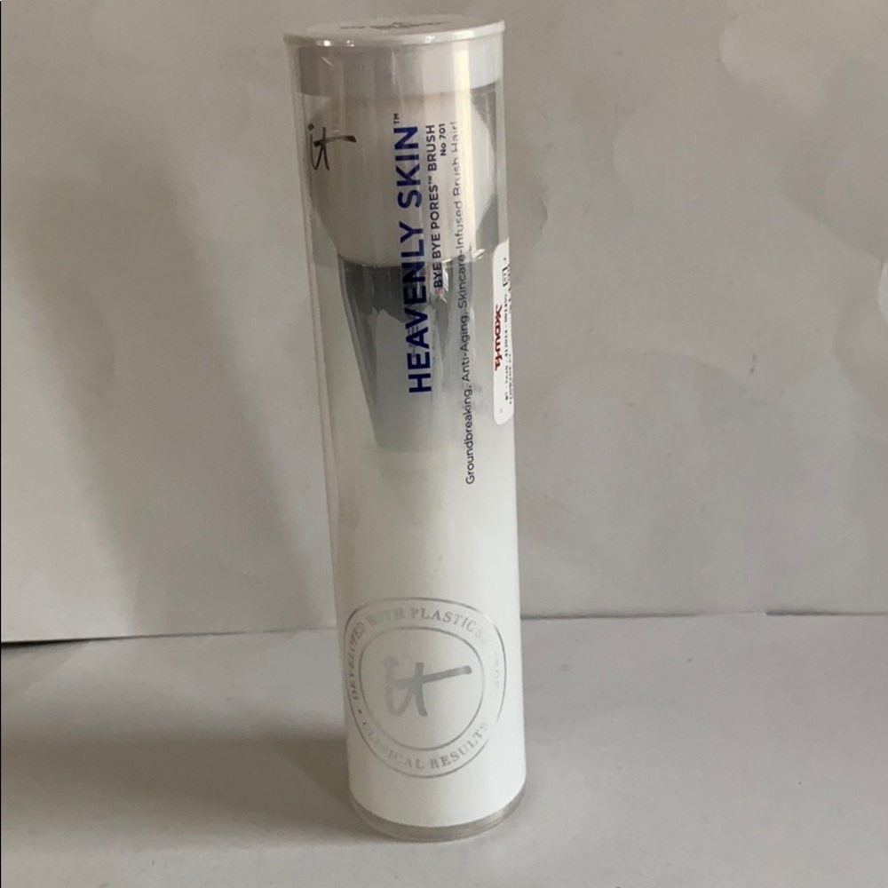 IT COSMETICS Heavenly Skin Bye Bye Pore Brush #701 $58 NIP